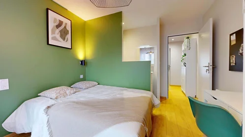 Habitación privada en 13 Bd Valbenoite, 42100 Saint-Étienne, France, imagen 5 de 30
