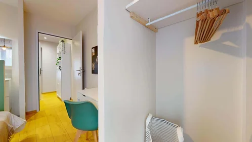 Habitación privada en 13 Bd Valbenoite, 42100 Saint-Étienne, France, imagen 7 de 30