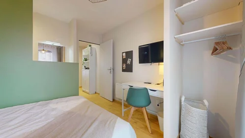 Habitación privada en 13 Bd Valbenoite, 42100 Saint-Étienne, France, imagen 8 de 30