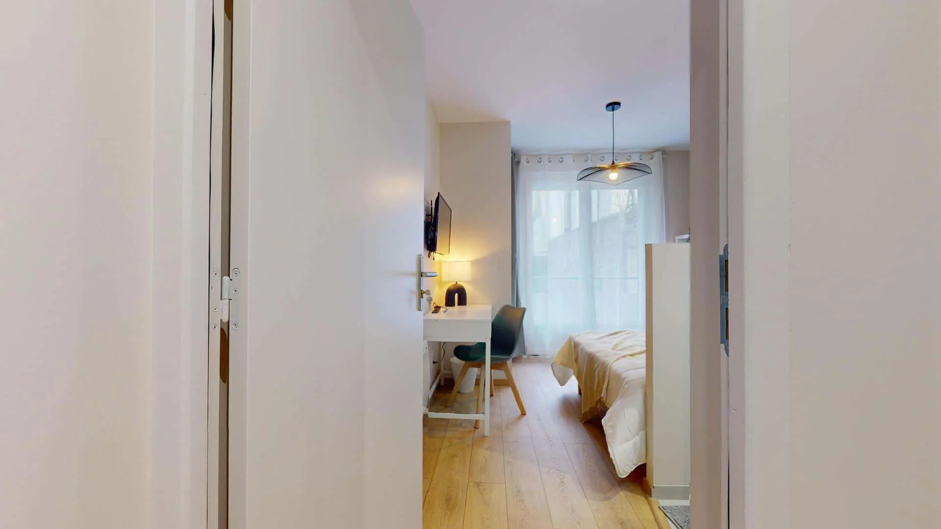 Habitación estudiantil luminosa y aireada con fácil acceso a la universidad en 