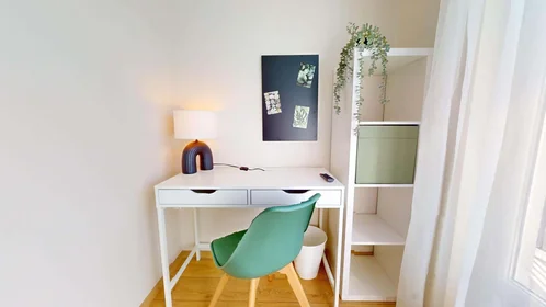 Habitación privada en 13 Bd Valbenoite, 42100 Saint-Étienne, France, imagen 2 de 28