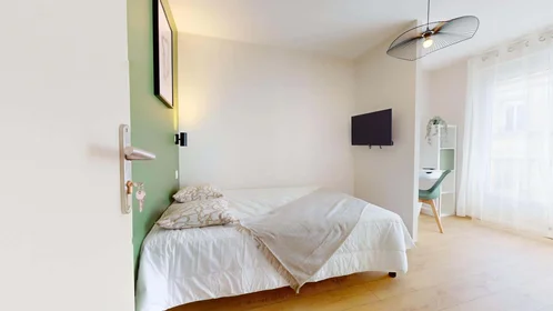 Habitación privada en 13 Bd Valbenoite, 42100 Saint-Étienne, France, imagen 3 de 28