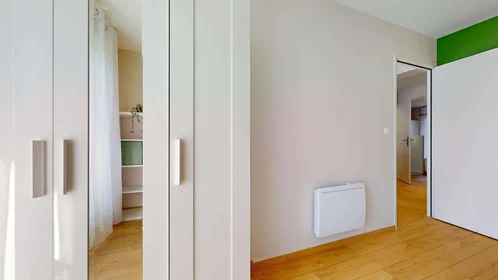 Habitación privada en 13 Bd Valbenoite, 42100 Saint-Étienne, France, imagen 4 de 28