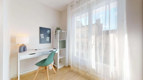 Habitación privada en 13 Bd Valbenoite, 42100 Saint-Étienne, France, imagen 6 de 28
