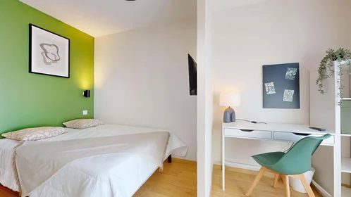 Habitación privada en 13 Bd Valbenoite, 42100 Saint-Étienne, France, imagen 8 de 28