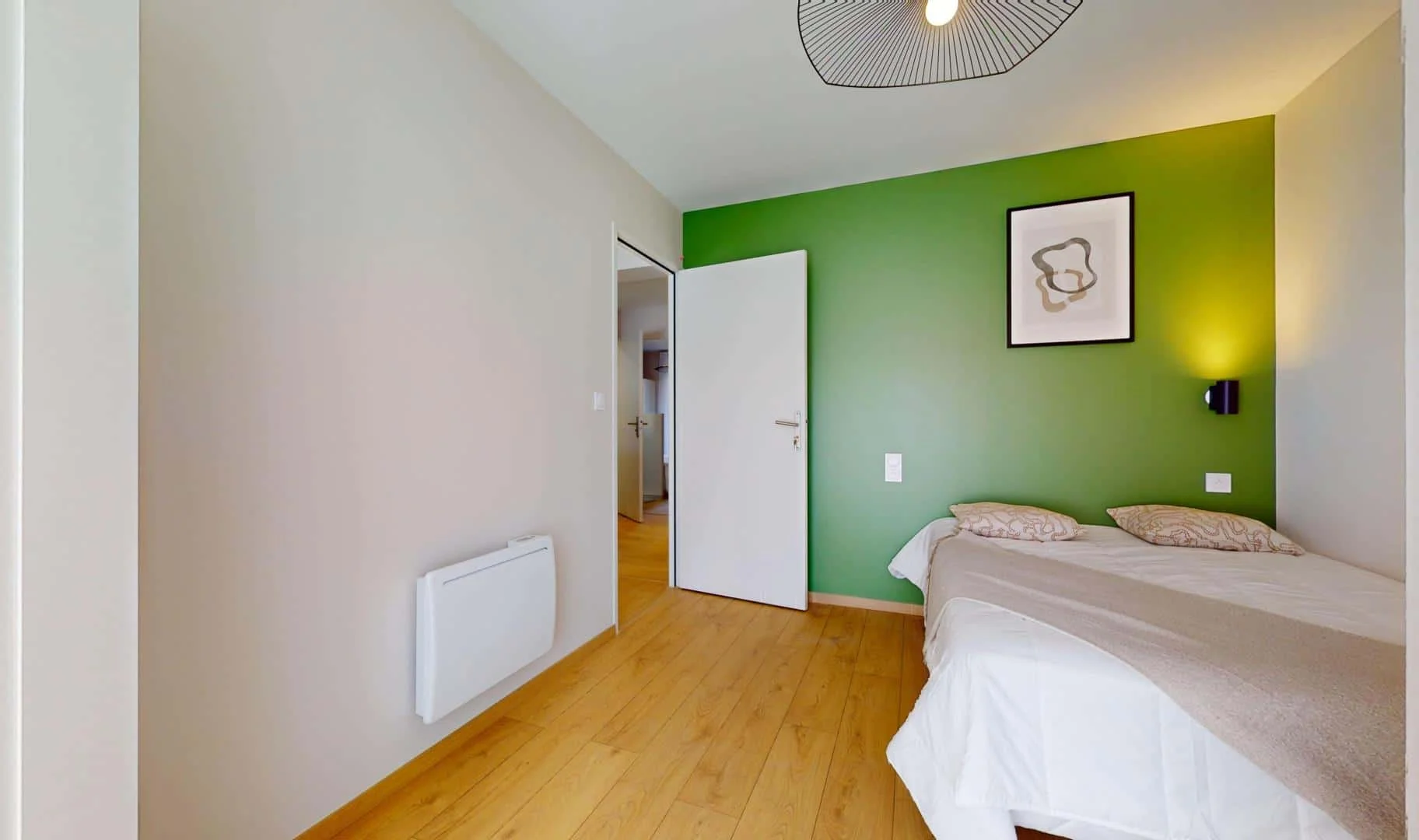 Habitación estudiantil luminosa y aireada con fácil acceso a la universidad en 