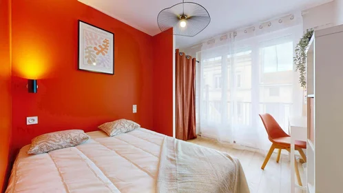 Habitación privada en 13 Bd Valbenoite, 42100 Saint-Étienne, France, imagen 1 de 29
