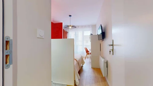Habitación privada en 13 Bd Valbenoite, 42100 Saint-Étienne, France, imagen 2 de 29