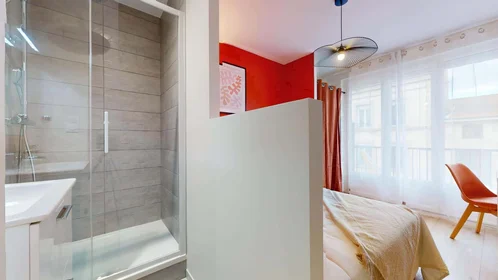 Habitación privada en 13 Bd Valbenoite, 42100 Saint-Étienne, France, imagen 3 de 29