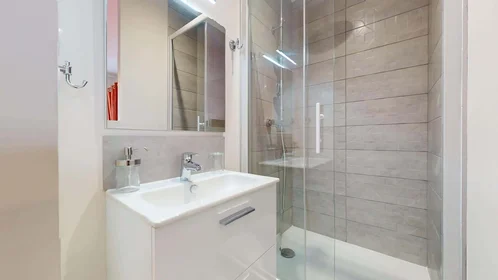 Habitación privada en 13 Bd Valbenoite, 42100 Saint-Étienne, France, imagen 4 de 29