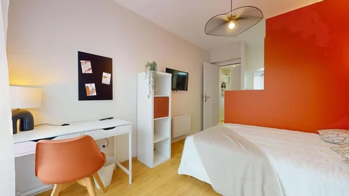 Habitación privada en 13 Bd Valbenoite, 42100 Saint-Étienne, France, imagen 6 de 29