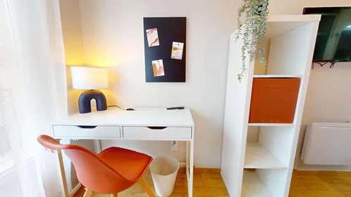 Habitación privada en 13 Bd Valbenoite, 42100 Saint-Étienne, France, imagen 8 de 29