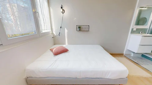 Quarto privado em 9 Av. Henri Dunant, 64000 Pau, France, imagem 6 de 20