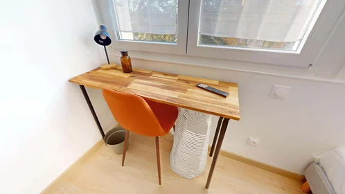Quarto privado em 9 Av. Henri Dunant, 64000 Pau, France, imagem 7 de 20