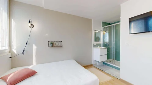 Quarto privado em 9 Av. Henri Dunant, 64000 Pau, France, imagem 8 de 20