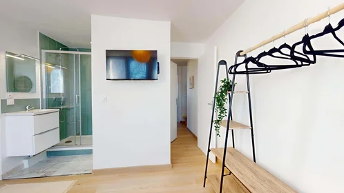 Quarto privado em 9 Av. Henri Dunant, 64000 Pau, France, imagem 9 de 20
