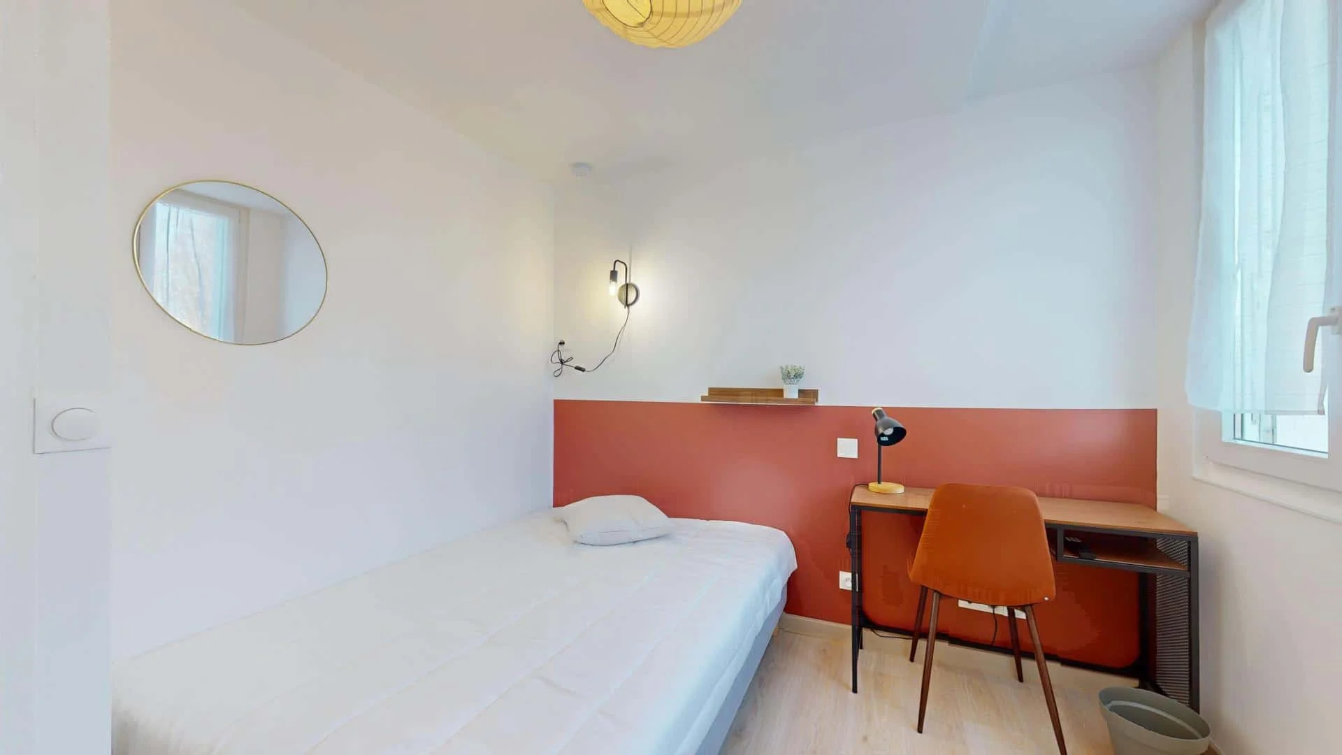 Quarto acessível para estudantes com iluminação ampla em 