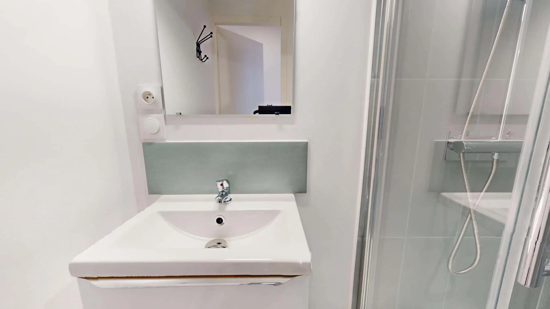 Quarto de estudante luminoso e arejado com acesso fácil à universidade em 