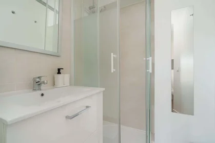 Chambre privée à 66 Cr Gambetta, 13100 Aix-en-Provence, France, image 1 de 8