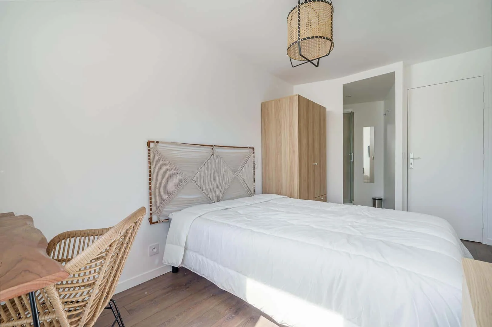 Chambre confortable pour étudiants disponible dans
