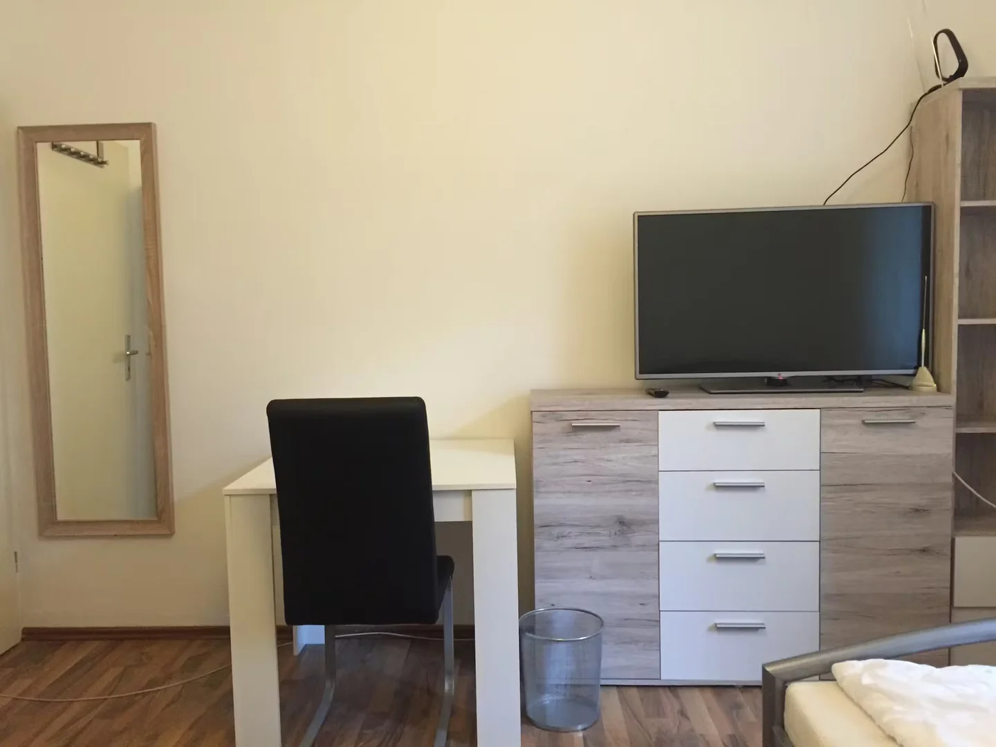 Studentenzimmer in  mit Arbeitsbereich und Gemeinschaftseinrichtungen