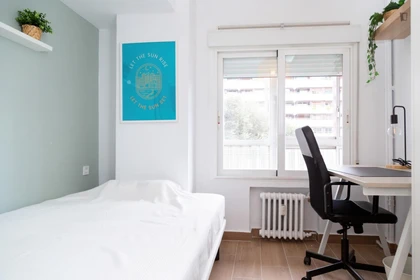 Habitación privada muy luminosa en Zaragoza