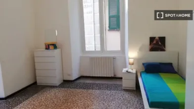 Quarto para alugar num apartamento partilhado em Génova