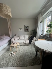 Habitación privada muy luminosa en Uppsala
