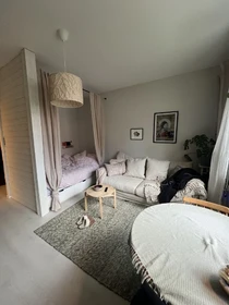 Habitación privada muy luminosa en Uppsala