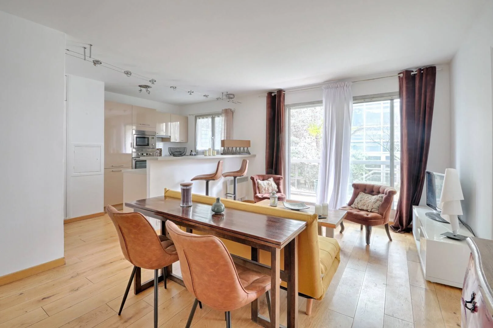 'de öğrenci dairesinde, tamamen mobilyalı kiralık oda