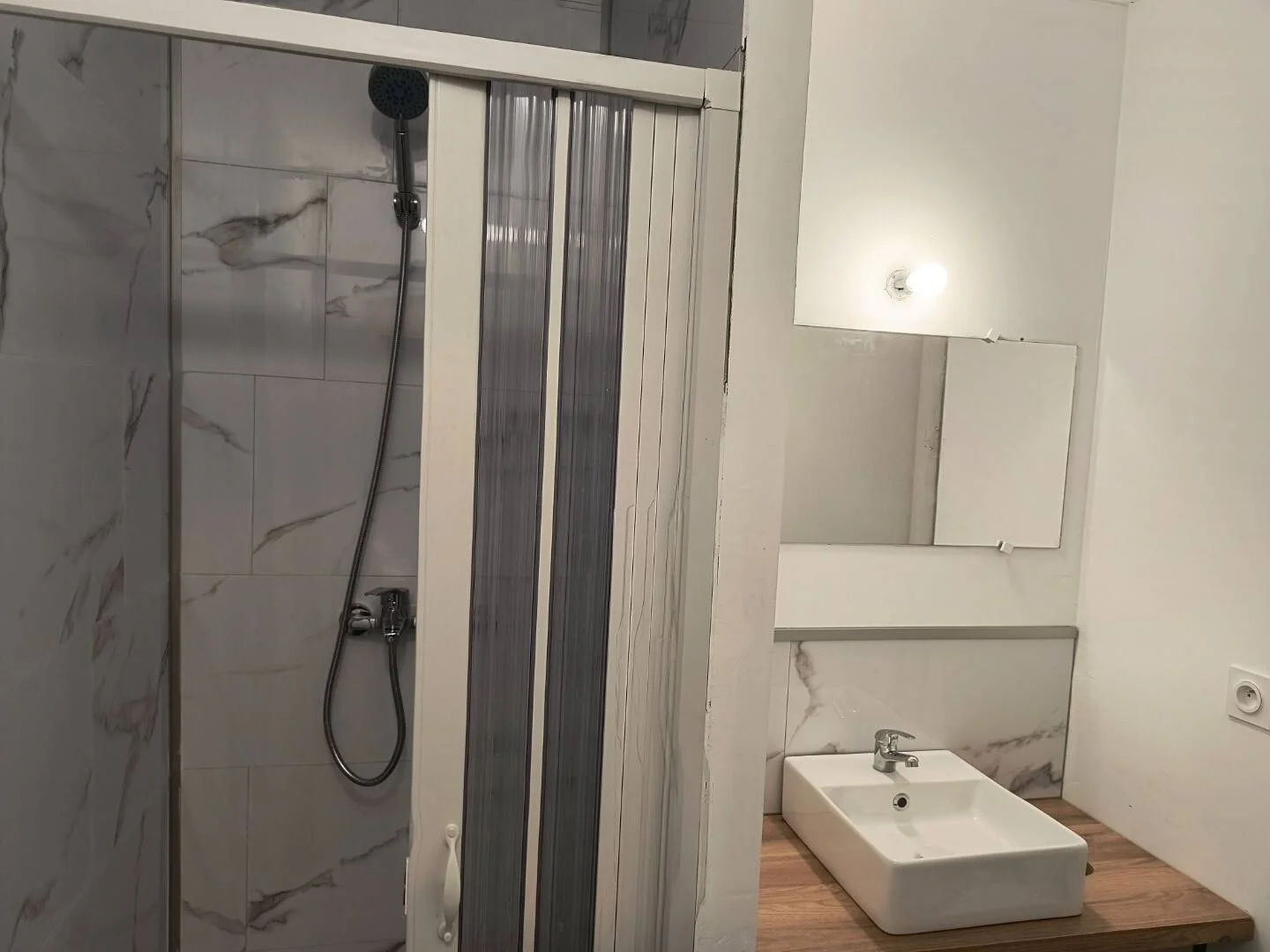 Quarto de estudante luminoso e arejado com acesso fácil à universidade em 