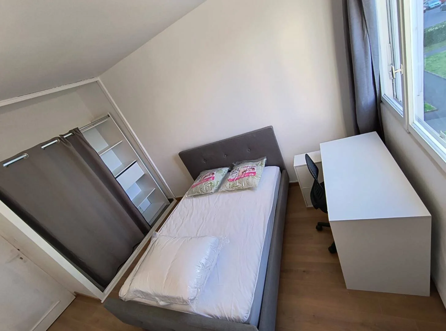Quarto de estudante luminoso e arejado com acesso fácil à universidade em 