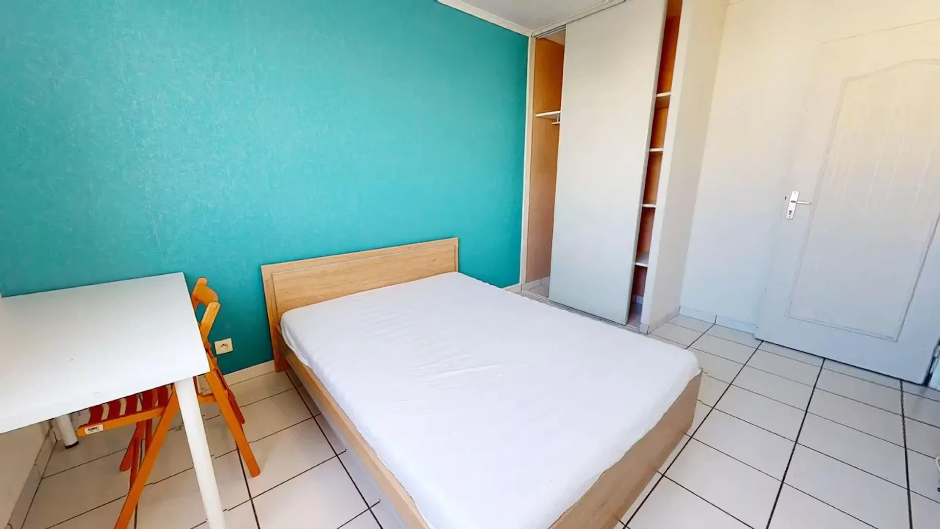 Chambre d'étudiant confortable et spacieuse dans 
