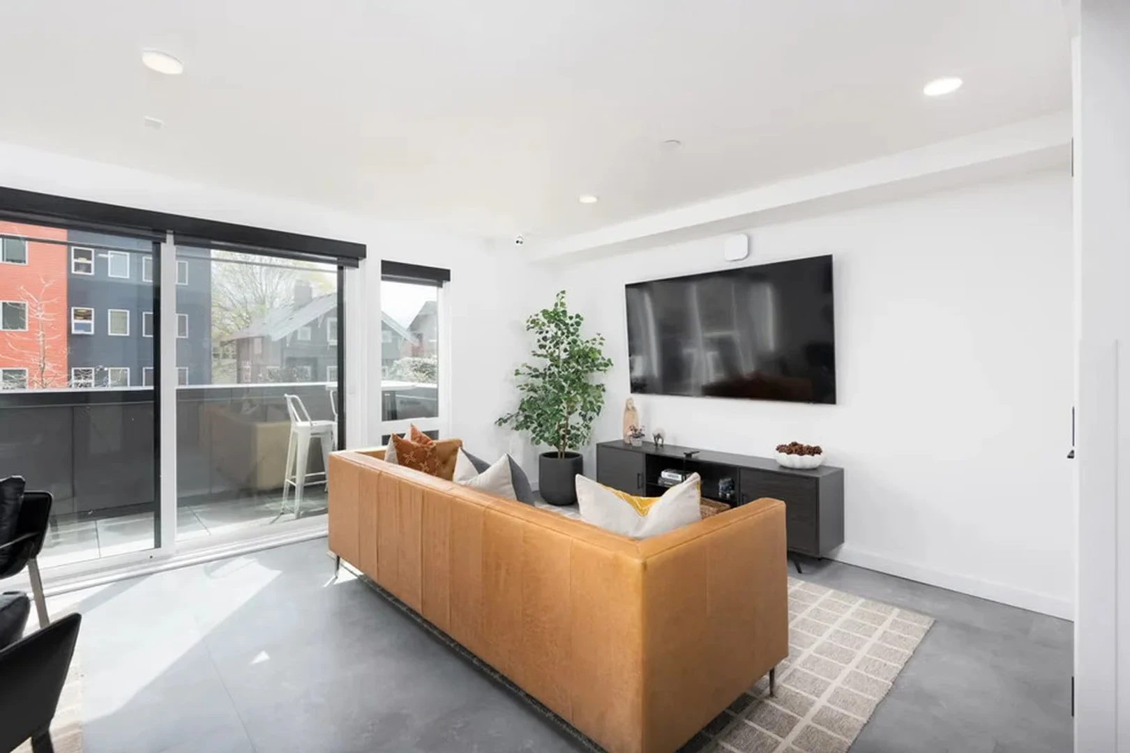 Stanza economica per studenti con ampia illuminazione in 