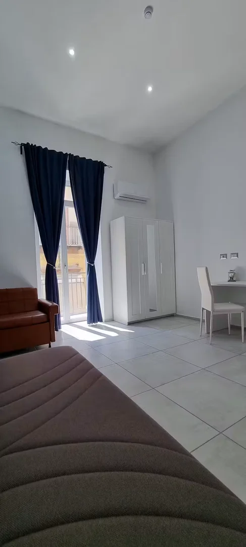 Quarto de estudante em com área de estudo e instalações partilhadas