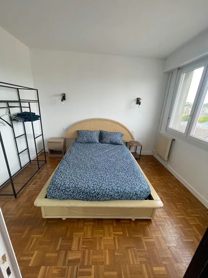Funkcjonalny pokój studencki idealny do nauki w 