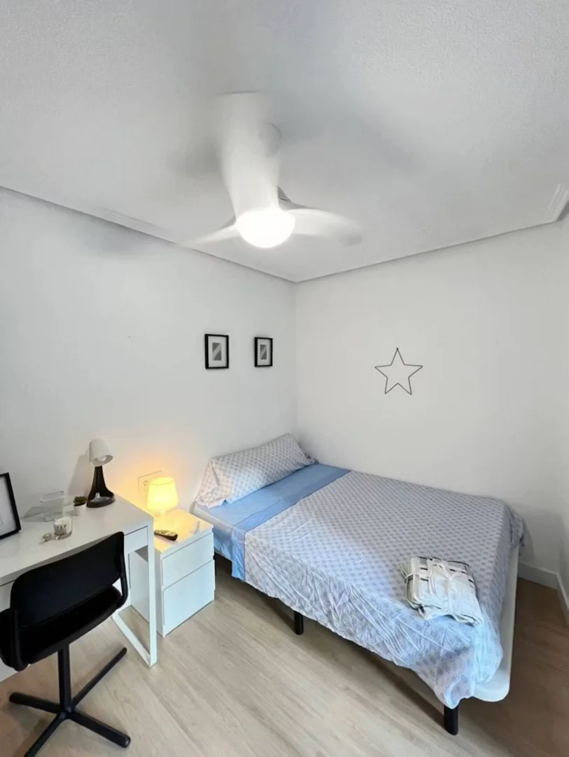 Quarto de estudante económico perto do campus em 