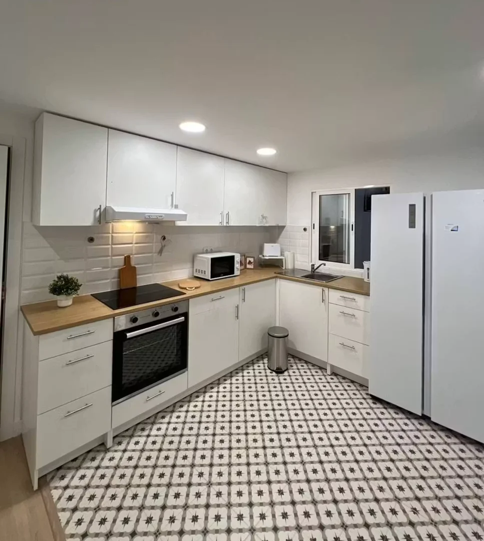 Quarto de estudante em  com área de estudo e instalações partilhadas