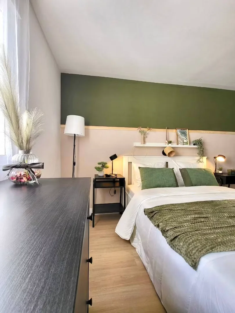 Habitación estudiantil amplia y cómoda en 