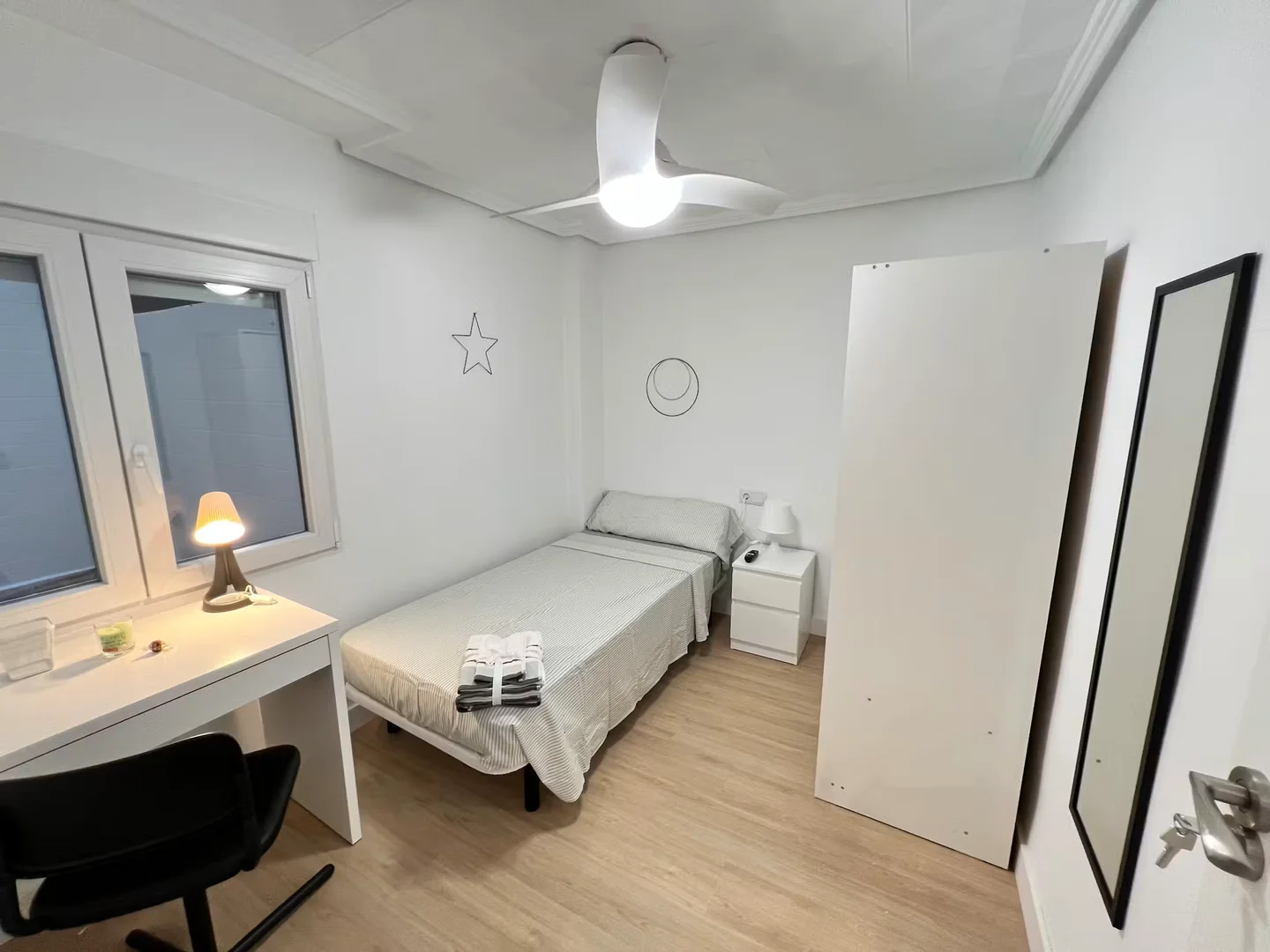 Comfortable and spacious student room in