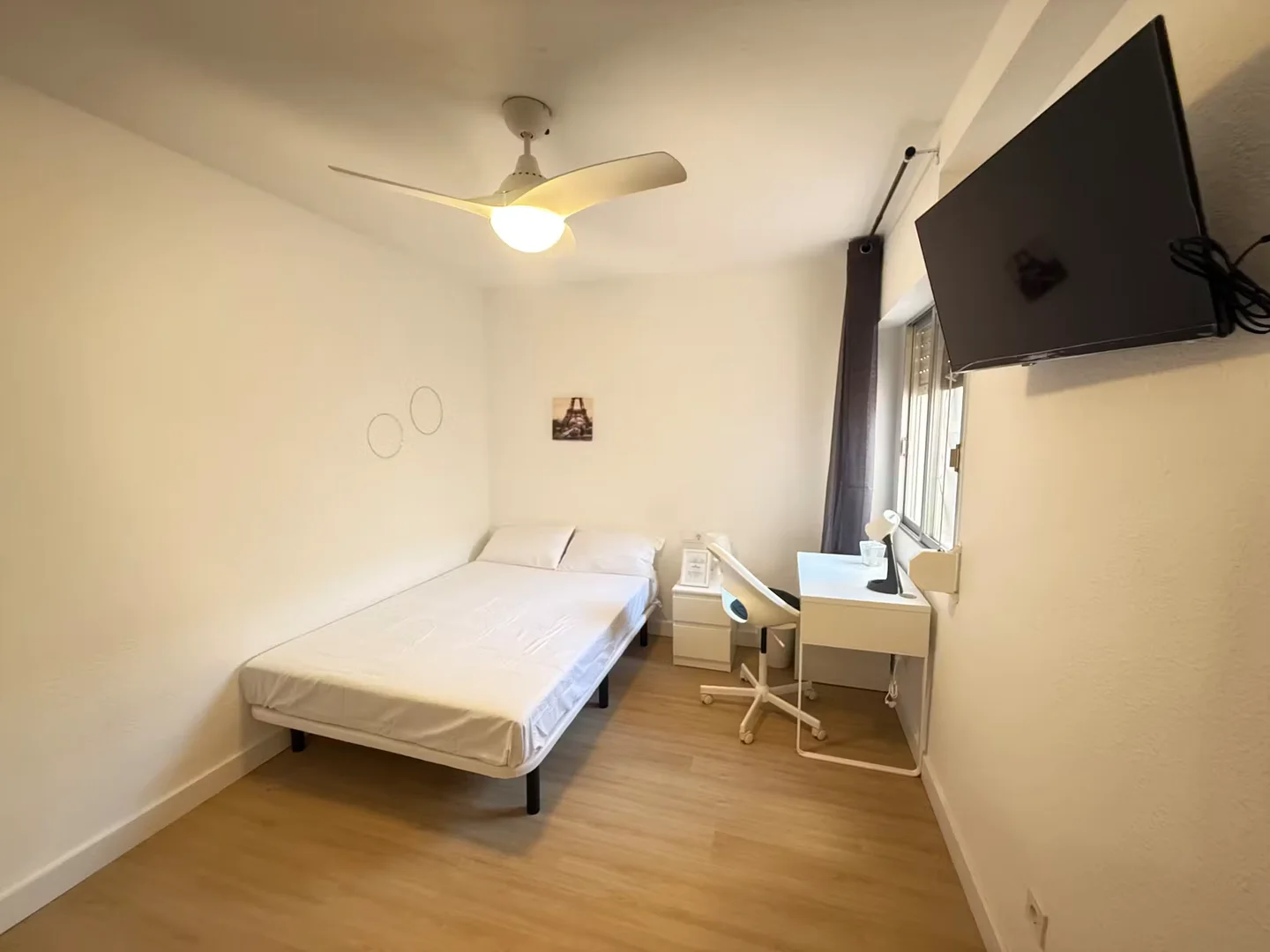 Chambre abordable pour les étudiants avec un bon éclairage dans
