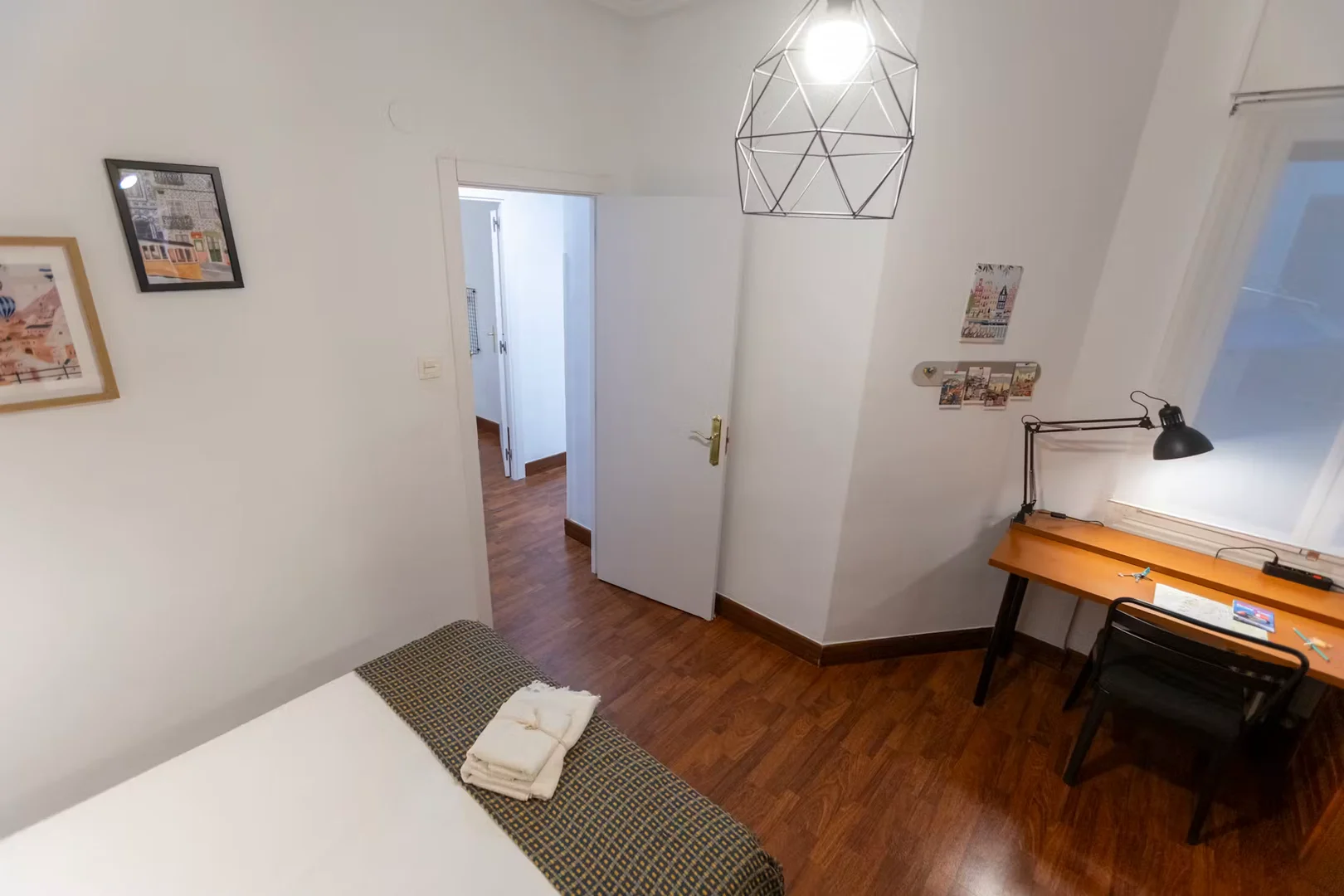 Camera per studenti in con area studio e servizi in comune