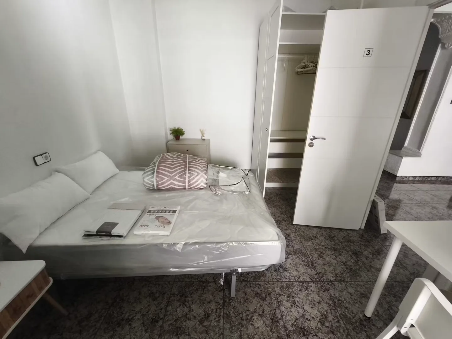 Camera per studenti in con area studio e servizi in comune