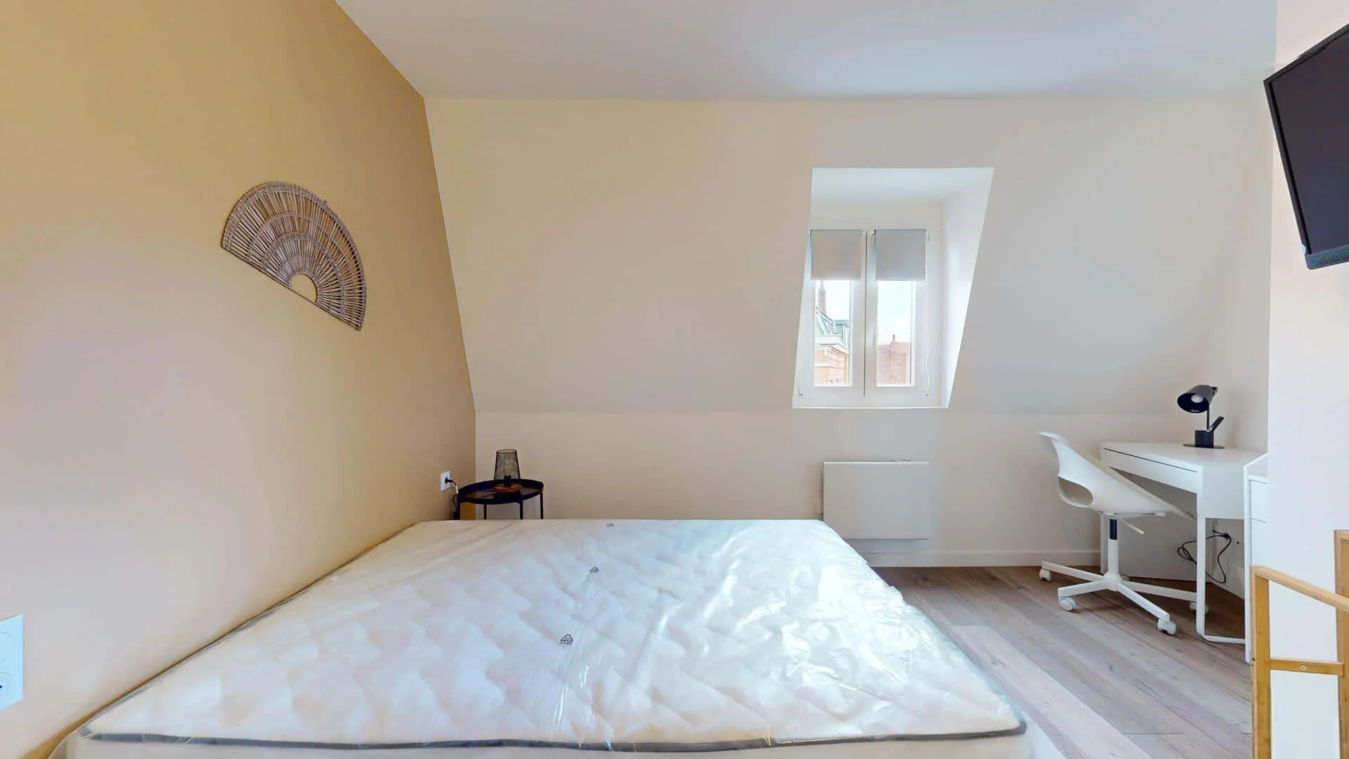 Bright and airy student room with easy university access in 