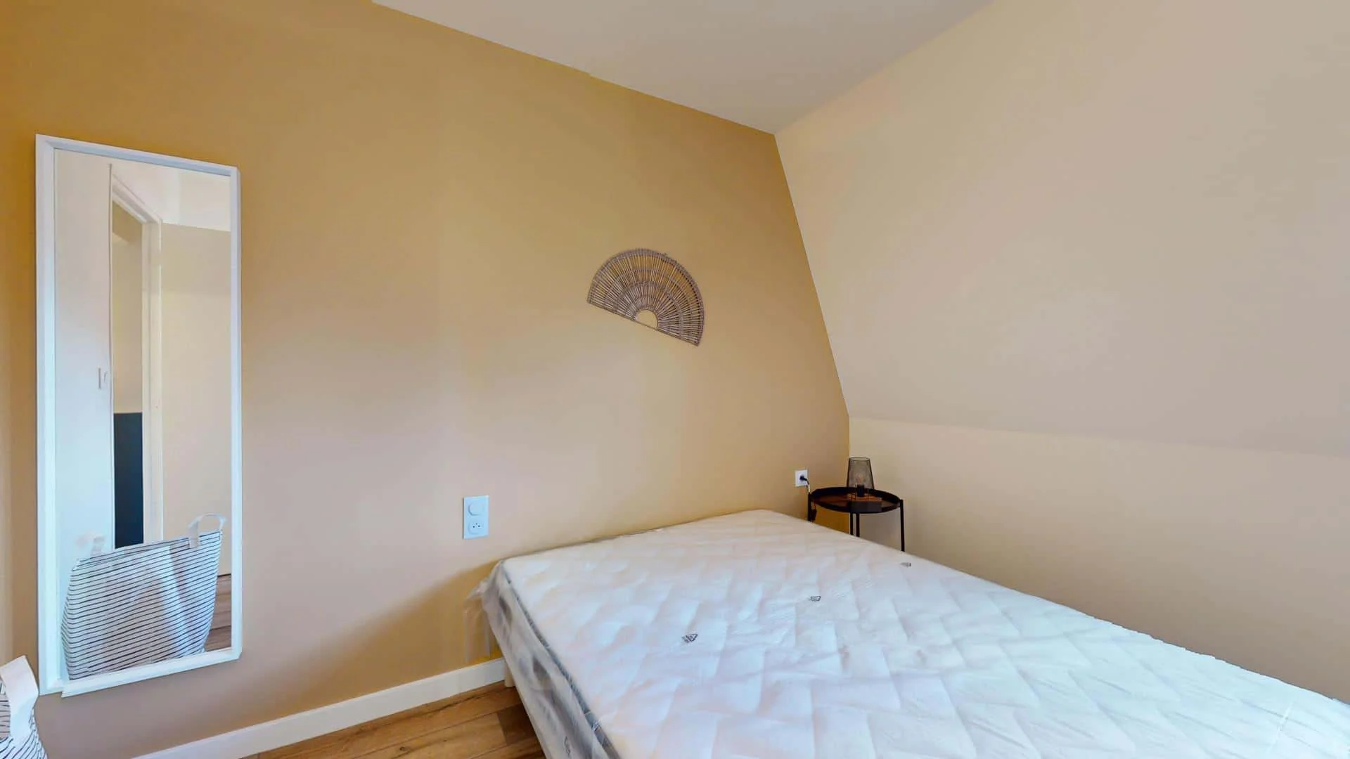 Economical student room with convenient location in 