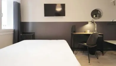 Quarto para alugar com cama de casal em Toulouse