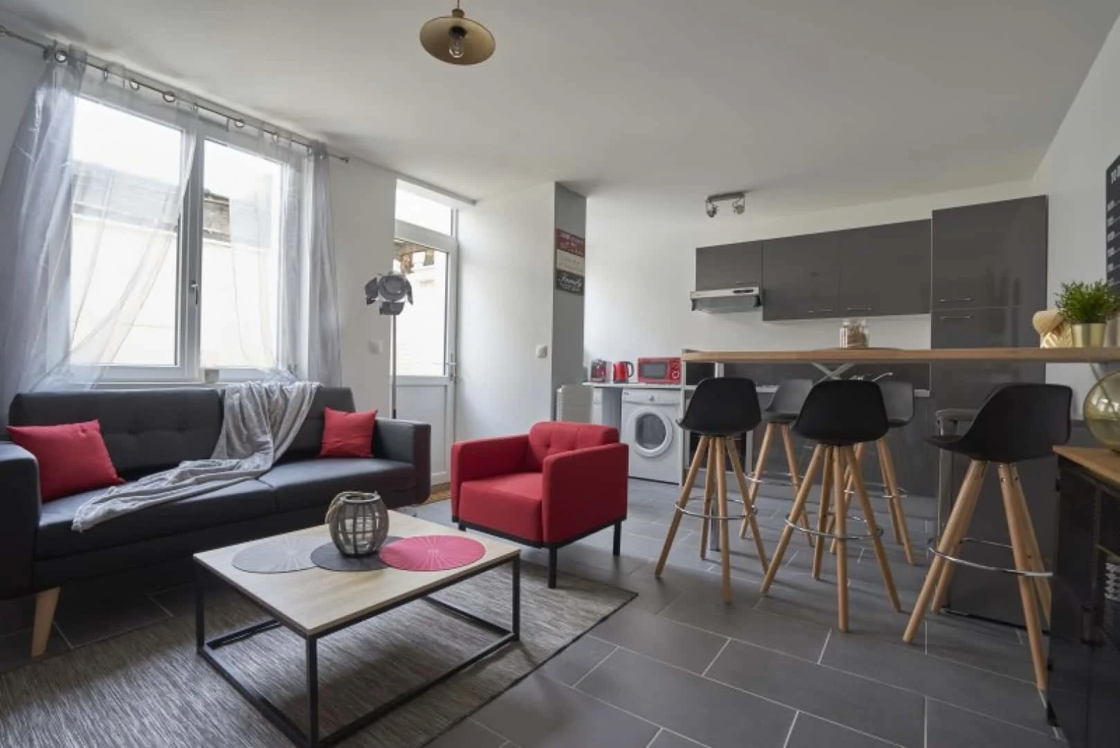 Chambre d'étudiant à  avec espace d'étude et installations communes