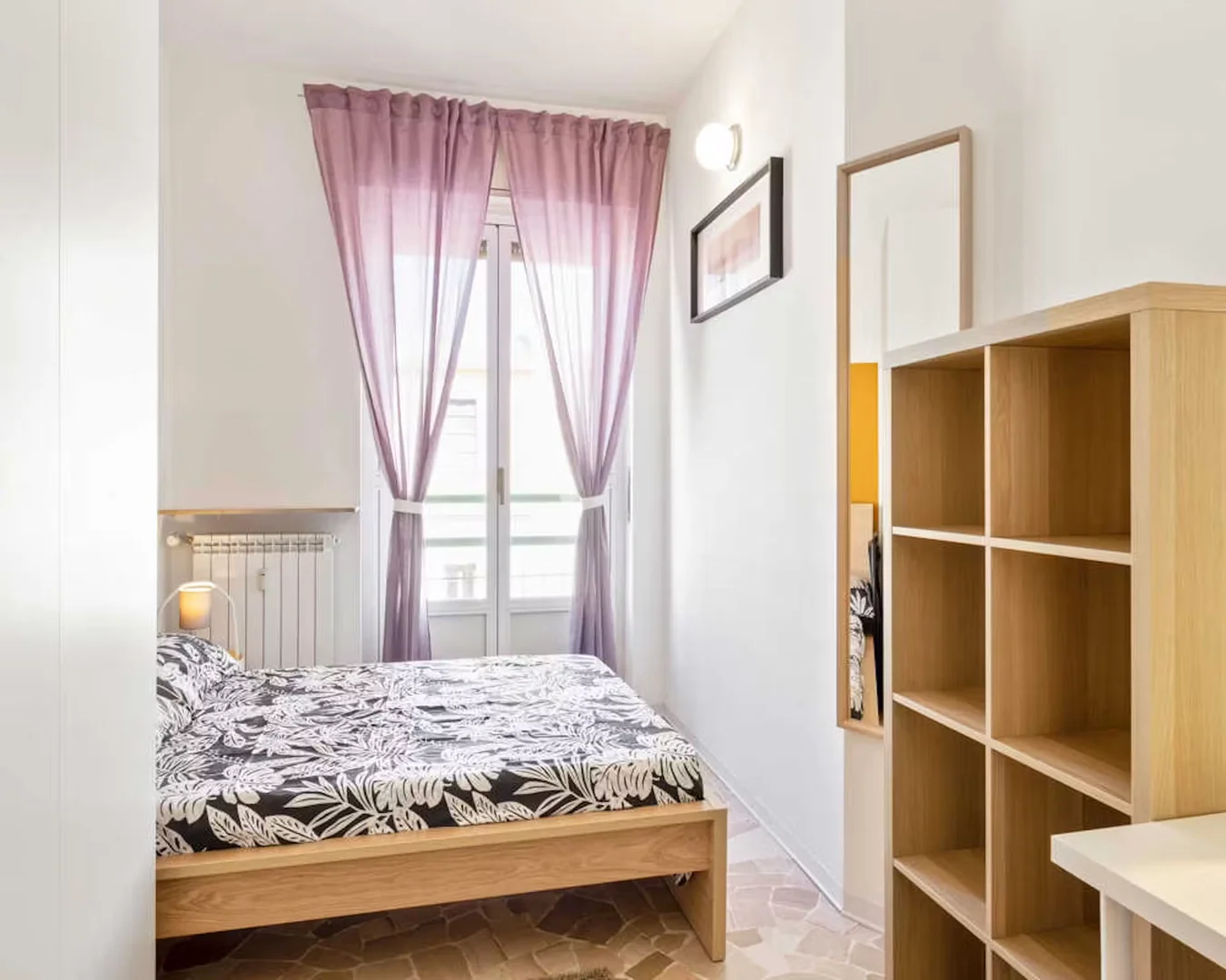 Bright and airy student room with easy university access in 