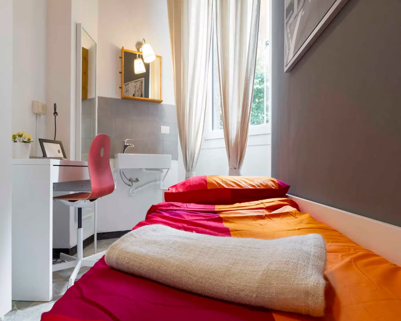 Quarto de estudante em  com área de estudo e instalações partilhadas