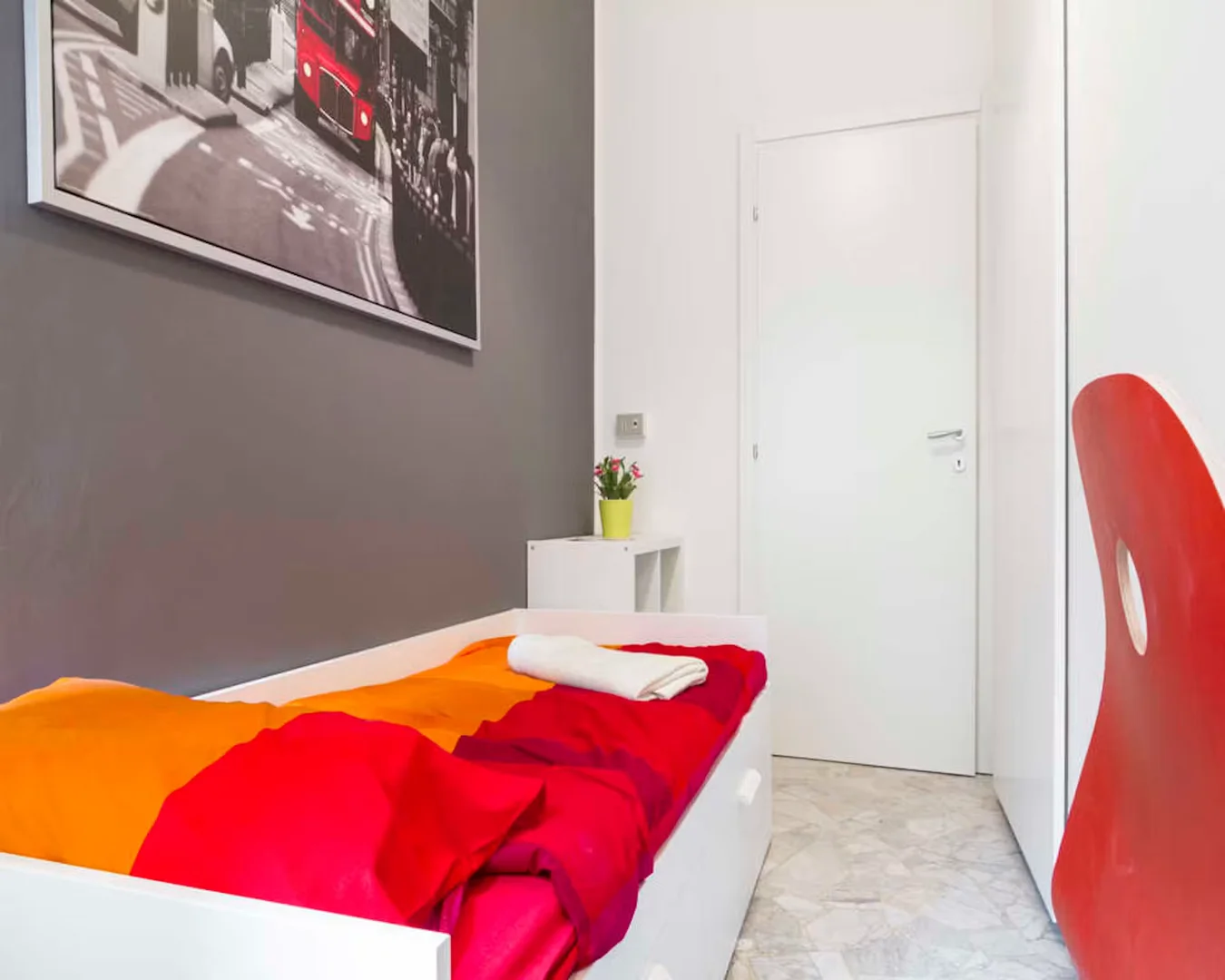 Quarto acessível para estudantes com iluminação ampla em 